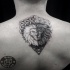 O estilo de ponto projetado original separou a tatuagem traseira superior da cabeça do leão com ornamentos geométricos