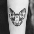 Tatuaje en el antebrazo, cara de gato esfinge divino