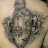 originale 3d dettagliato bianco e nero cavaliere medievale con scudo tatuaggio su scapola