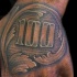Tatuaje en la mano,  numero de billete de dólares