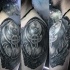 Tatuaje en el hombro, armadura impresionante muy realista