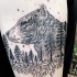 Tatuaje en el hombro, cabeza de oso grande con el bosque pequeño