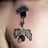 Tatuaje en el pecho,  mano en el cielo con hojas y bellota