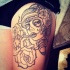 Tatuaje en el muslo, 
chica santa muerte con rosas y reloj, estilo mexicano