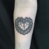 Tatuaje en el antebrazo, encaje elegante en forma de corazón