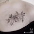 Estilo de contorno tatuagem de peito de tinta preta de flores bonitos por Zihwa