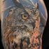 Tatuaje en el brazo, búho severo