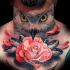 Tatuaje en el cuello, rostro de lechuza con rosa, diseño bien pintado
