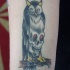 Interesante tatuaje del buho con imagen de calavera