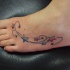 Tatuaje en el pie,
estrellas fugaces de colores azul y rojo