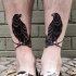 Tatuajes en las piernas,
cuervos negros semejantes en las ramitas