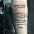 Tatuaje en el antebrazo, tres libros y inscripción de letra de imprenta