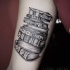 Tatuaje en el brazo, libros diferentes antiguos preciosos
