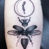Tatuaje en el antebrazo, partes de insecto