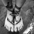 Tatuajes en los pies, ancla grande con cuerda, idea interesante
