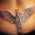 Tatuaje en la espalda, pegaso blanco con alas desplegadas