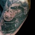 Foto como tatuaje de bíceps detallado del tren de vapor vintage