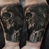 Foto como detallada por Eliot Kohek tatuaje del antebrazo del cráneo humano con la catedral antigua