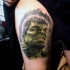 Naturfarbenes Oberschenkel Tattoo mit wütendem Hulks Gesicht