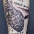 Photoshop Stil schwarzweißes Militärgranate Tattoo am Unterarm mit Schriftzug