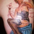 ragazza pin up con dolce tatuaggio da Lan Loughlin