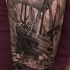 Tatuaje en el brazo, barco pirata y calavera en el agua