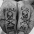 Tatuajes en los dedos, 
calaveras piratas simples y inscripciones
