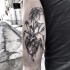Em forma de planta pintada por Inez Janiak braço tatuagem do coração humano
