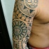 Tatuaggio grande sul braccio in stile polinesiano