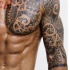 Tatuaje en el brazo y pecho,
estilo polinesio muy precioso