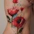 Tatuaje en el costado, cuatro amapolas