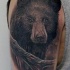 Tatuaje en el brazo,
retrato de oso serio