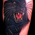 Tatuaggio spaventoso sulla gamba la pantera nera