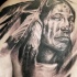 ritratto di nativo americano tatuaggio sulla scapola