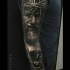 Tatuaje de manga larga estilo retrato del retrato de Jesús con cráneo humano
