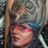 Portrait Stil sehr schönes Oberschenkel Tattoo von der indianischen Frau mit Helm