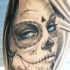bellissima inchiostro grigia ragazza giorno dei morti con occhi azzuri tatuaggio su spalla