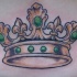 Tatuaje  de corona con esmeraldas