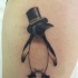 Tatuaje  de pingüino divertiso en sombrero de copa