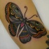 Tatuaje  de polilla encantadora en el brazo