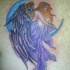 Tatuaggio colorato sulla spalla l'angelo femminile sulla luna