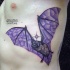 Tatuaggio simpatico sul fianco pipistrello viola