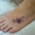 Tatuaje en el pie,
mariposa púrpura diminuta