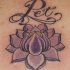 fiore loto viola tatuaggio
