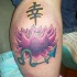 fiore loto viola con geroglifico giapponese tatuaggio