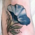Tatuaggio sul piede l'ipomea violacea con le foglie