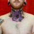Tatuaje en el cuello, rosa purpura grande