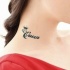 Tatuaje en el cuello,
palabra reina y corona diminuta