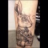 Tatuaje en el antebrazo, conejo adorable con taza de té de Alicia en el País de las Maravillas