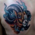 Tatuaje en el pecho, 
ovis de varios colores